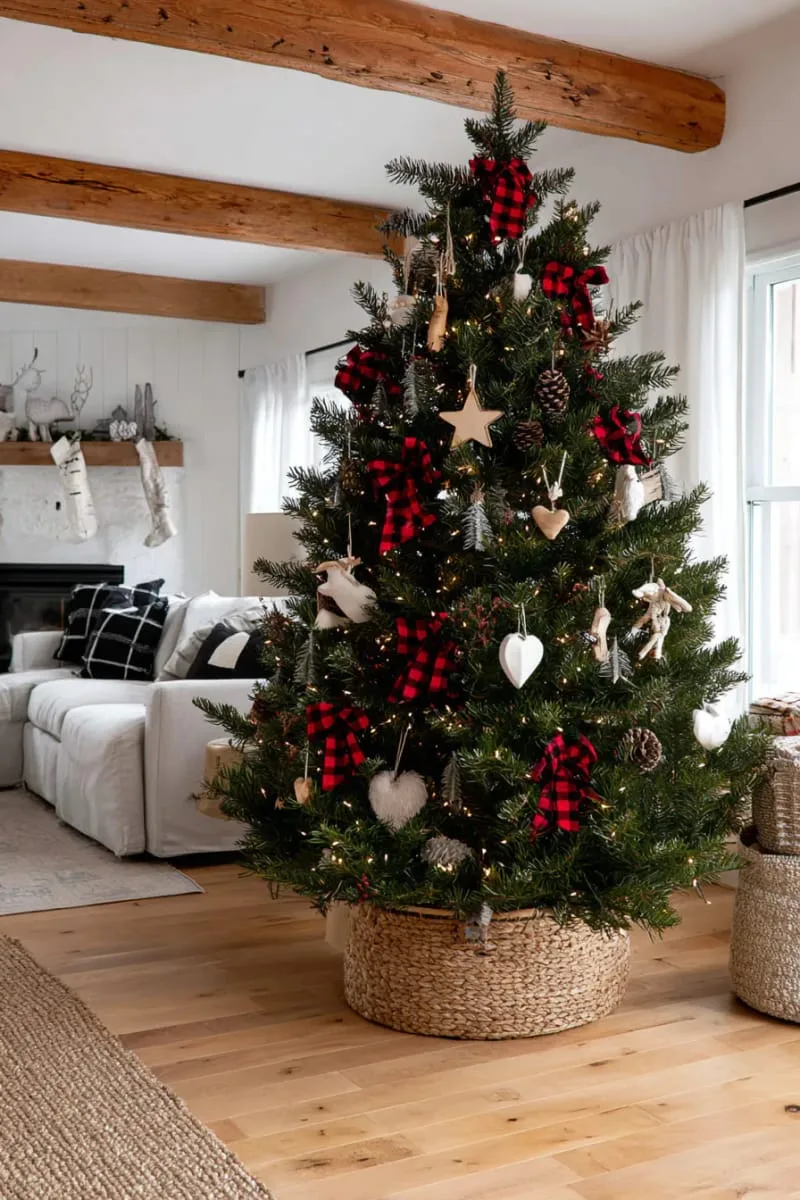 31 Dreamy Christmas Tree Decorations for a Unique Festive Touch 25 plaid ribbon bows and wooden ornaments for cozy country christmas charm 1