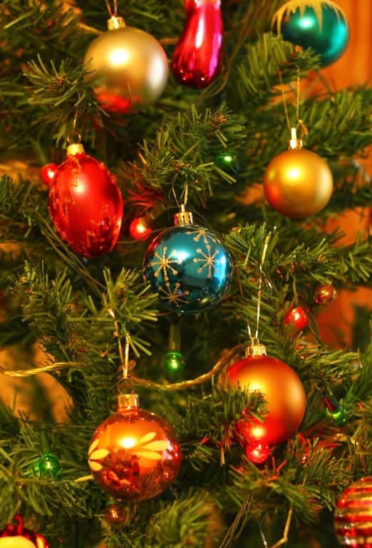10 Whimsical Christmas Tree Decorating Ideas That Actually Read as Playful, Not Cluttered 4 let the color do the talking 1