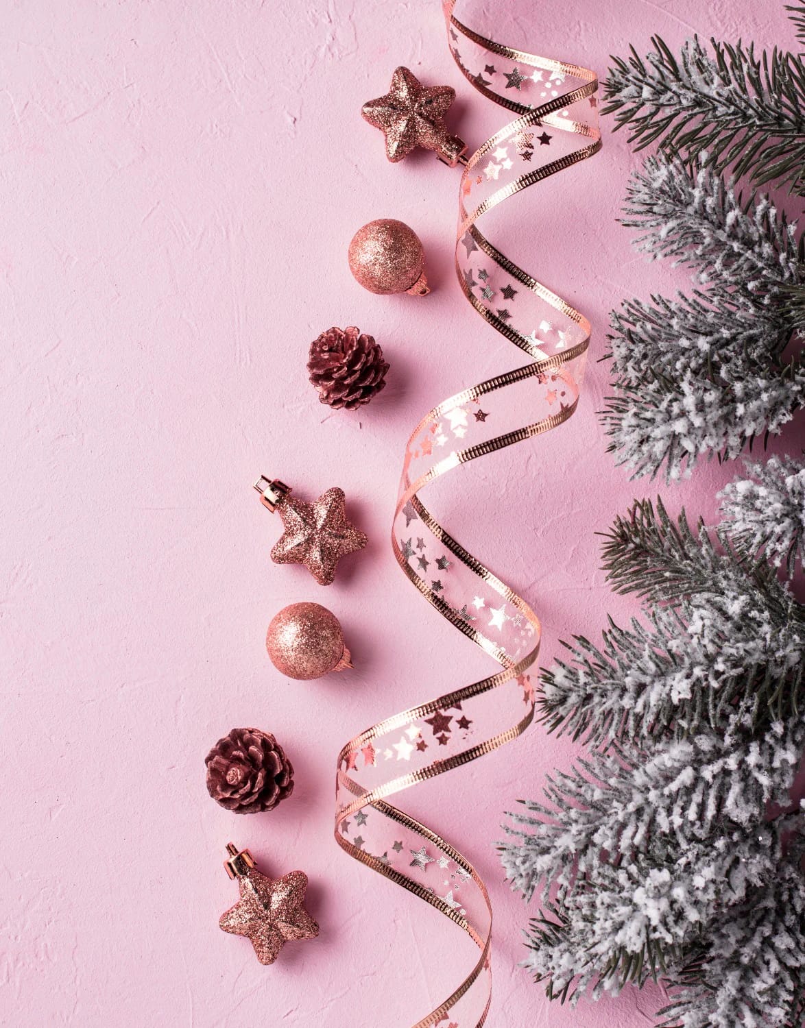 Pink Christmas Decor Ideas for a Glam Living Room 8 warm metallics are what separate glam from girly 1