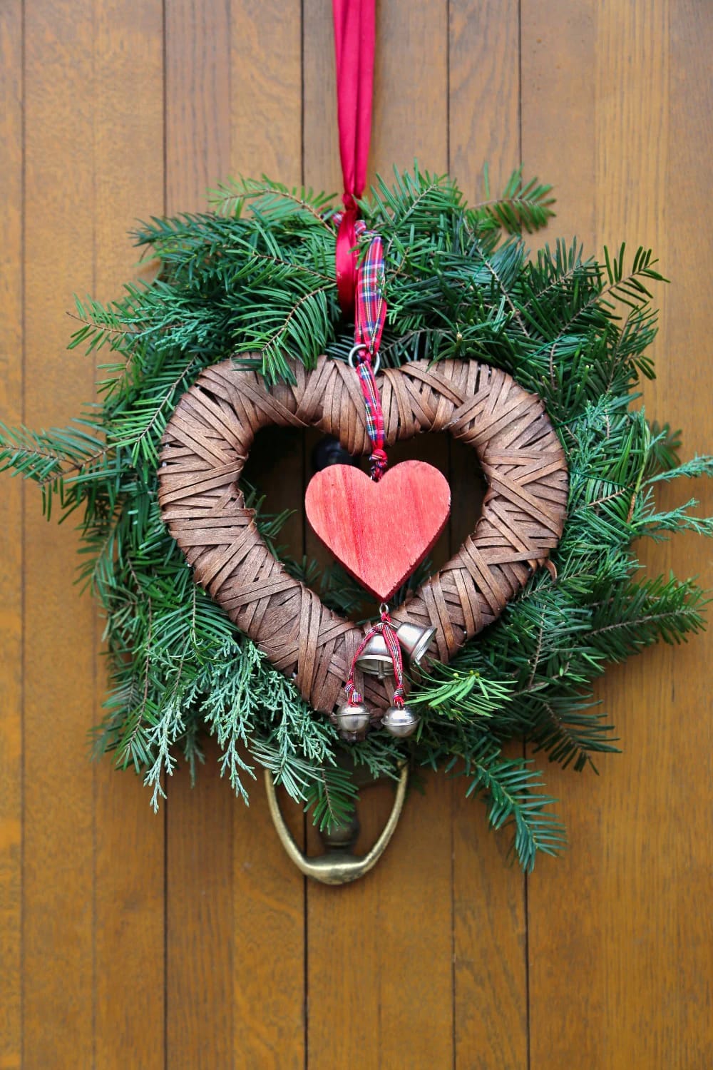 Scandinavian Christmas Decor With Pale Wood and Straw Ornaments That Reads Nordic, Not Rustic 7 a bare straw wreath outperforms the decorated one on a pale door 1